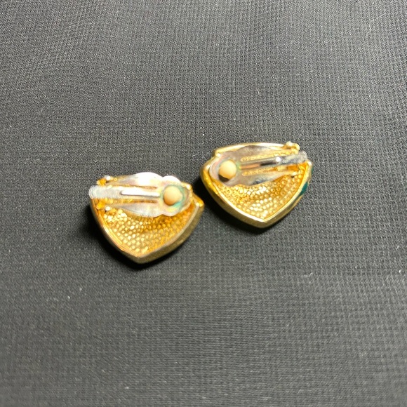 VTG Beautiful Gold Tone Metal and Green Iridescent clip on earrings. Unbranded - Picture 4 of 6